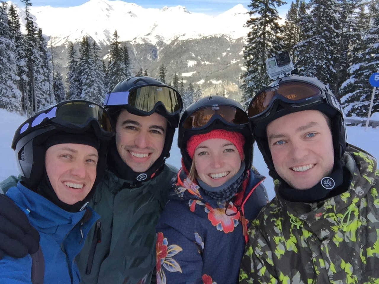 Familiefoto op de piste in Oostenrijk