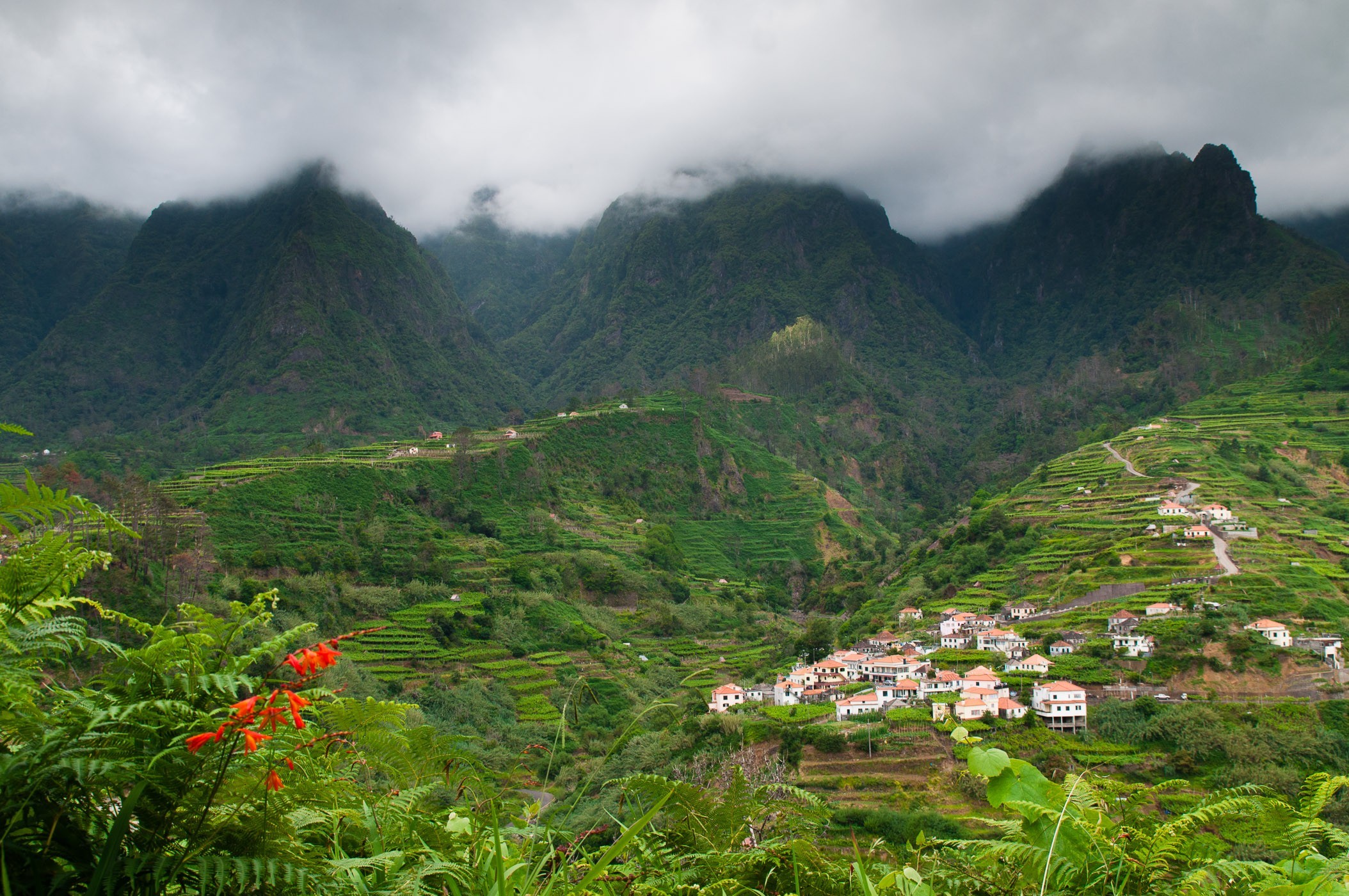 Dreigende wolken boven de bergtoppen op het noorden van Madeira.