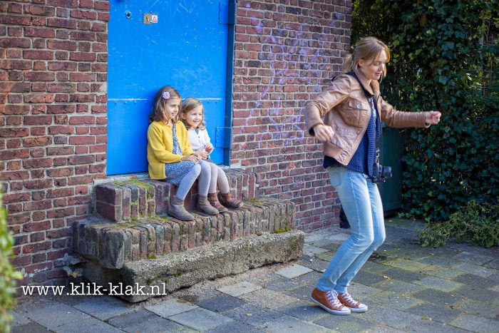Ik weet niet eens meer wat ik hier precies doe. Maar een beetje gek doen werkt altijd als je kinderen fotografeert ;) [Foto: Annemarie Andriessen - klik-klak.nl]