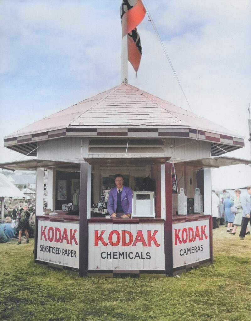 Kodak stand, Australie, 1930. Ingekleurd